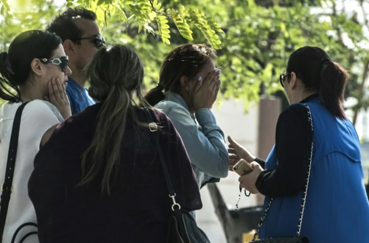 Des proches des passagers de l'Airbus A320 d'Egyptair, le 19 mai 2016 à l'aéroport du Caire