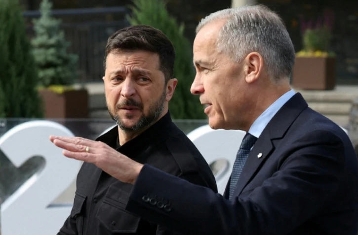 Le président ukrainien Volodymyr Zelensky (à gauche) et le Premier ministre canadien Mark Carney lors du sommet du G7 à Kananaskis le 17 juin 2025 dans les Rocheuses canadiennes.