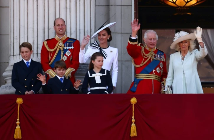 Le roi Charles III et la reine Camilla, le prince William et sa femme Kate et leurs enfants au balcon du palais de Buckhingham lors de la parade d'anniversaire du roi Charles III, le 15 juin 2024 Ă Londres