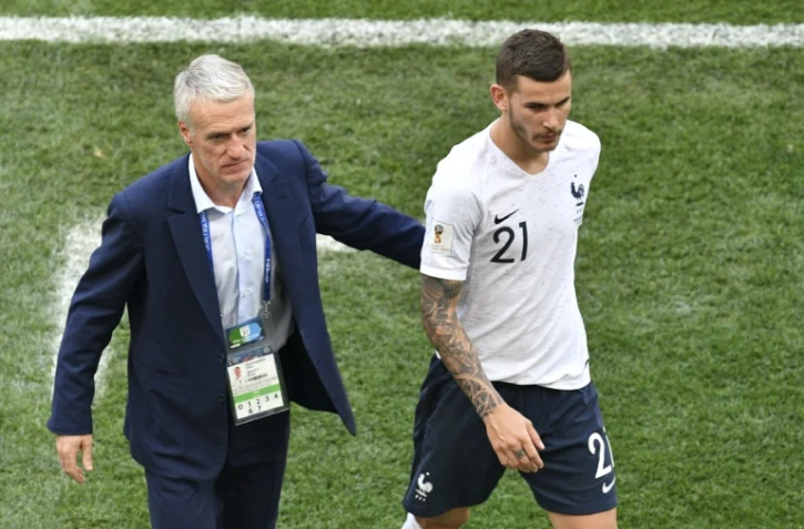 Le sélectionneur de la France Didier Deschamps (g) discute avec le latéral gauche Lucas Hernandez remplacé par Benjamin Mendy face au Danemark le 26 juin 2018 à Moscou lors du Mondial