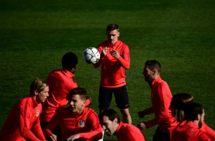 L'attaquant français de l'Atletico Antoine Griezmann (c) lors d'un entraînement le 14 mars 2016 à Majadahonda près de Madrid