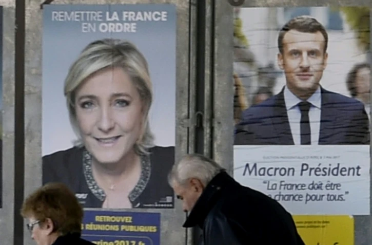 Des affiches électorales, le 23 avril 2017 à Valence-d'Agen dans le Tarn-et-Garonne