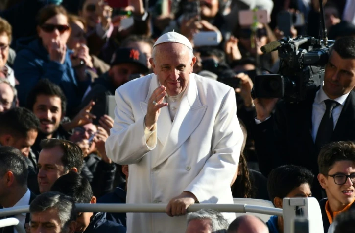 Le pape François salue la foule, place Saint-Pierre, le 22 novembre 2017 au Vatican