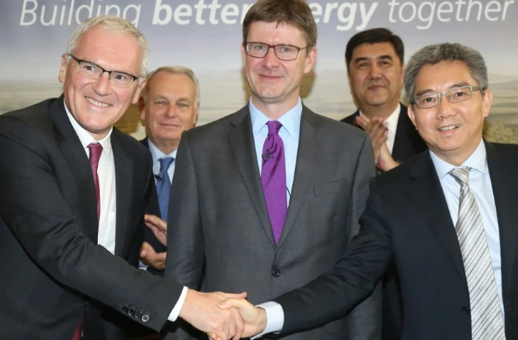Poignée de mains entre le PDG d'EDF, Jean-Bernard Levy, et le dirigeant du groupe nucléaire chinois CGN He Yu, à l'issue de la signature du projet de centrale nucléaire à Hinkley Point le 29 septembre 2016 à Londres