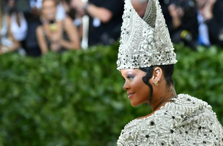 Rihanna portant une mitre arrive au gala du Met à New York le 7 mai 2018