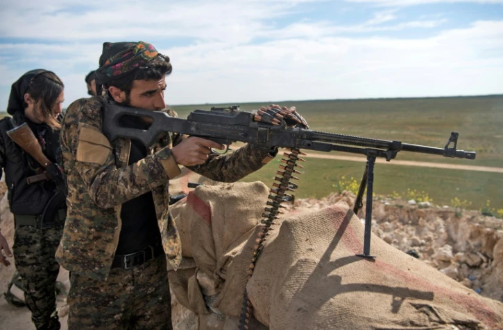 Des combattants des Forces démocratiques syrienens (FDS), une coalition arabo-kurde soutenue par la coalition internationale lors de leur offensive contre un dernier réduit du groupe jihadiste Etat islamique dans l'est de la Syrie le 13 février 2019