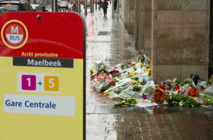 Des fleurs sur le trottoir devant la gare centrale de Bruxelles en hommage aux victimes de l'attentat Ă la bombe, le 25 mars 2016