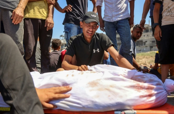 Des Palestiniens pleurent la mort d'un proche, tué dans un bombardement israélien dans la ville de Gaza, le 22 juin 2024