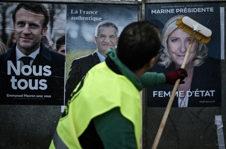 Un employé municipal colle les affiches des candidats à la présidentielle, le 28 mars 2022 à Bordeaux