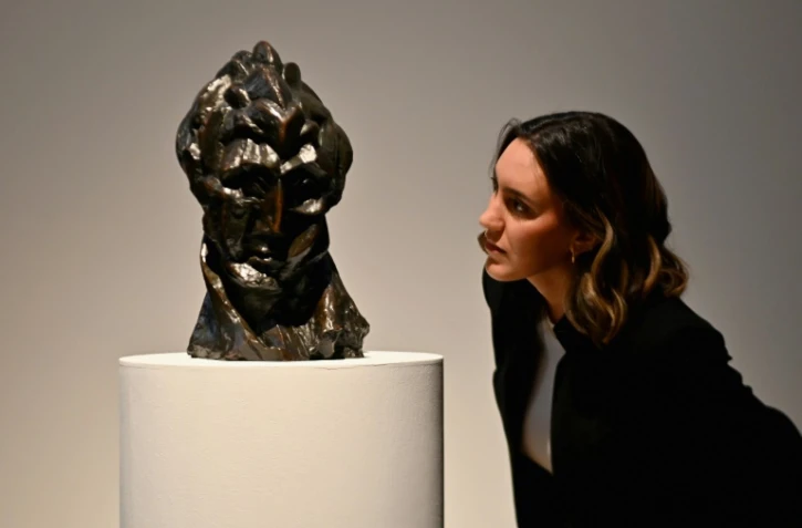 Une sculpture de Pablo Picasso, "Tête de femme (Françoise)" durant une présentation à la presse dans les locaux de Christie's à New York, le 29 avril 2022