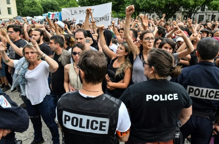 Des policiers font face à des militants anticorrida protestant devant les arènes de Nîmes, le 19 mai 2018