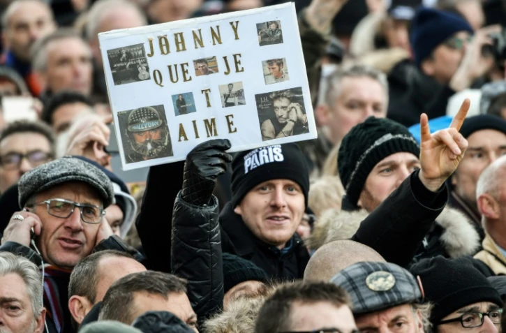 Des fans rassemblés devant l'Eglise de la Madeleine pour rendre un dernier hommage à Johnny Hallyday, le 9 décembre 2017