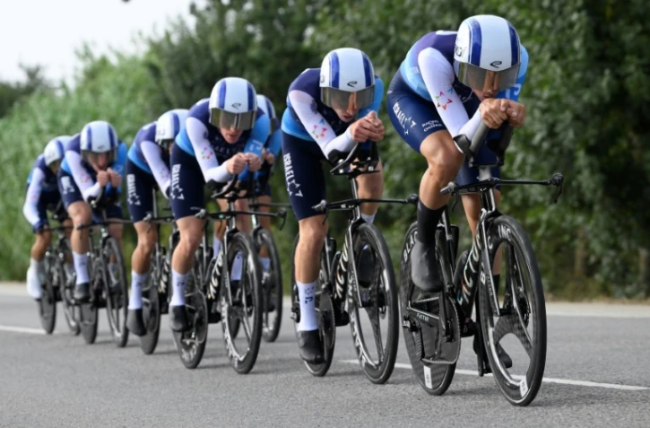 L'équipe cycliste Israel Tech lors d'un contre-la-montre, pendant le Tour d'Espagne, le 27 août 2025 à Figueres