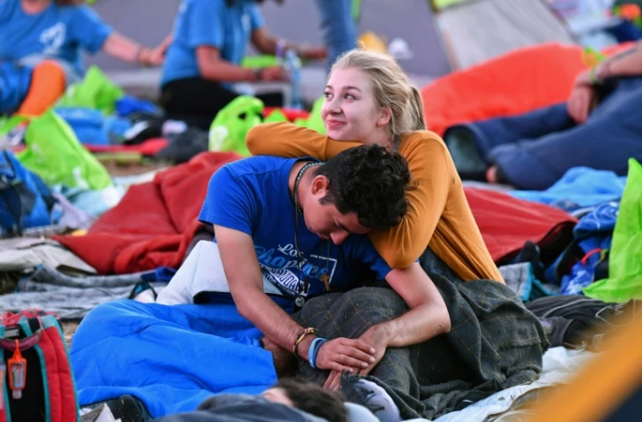 Des jeunes ayant pris part à une veillée dans la nuit de samedi à dimanche dans le cadre des JMJ se préparent à l'arrivée du pape François pour une grande messe en plein air près de Panama City, le 27 janvier 2019.