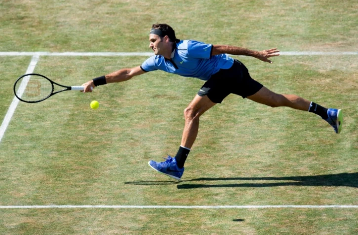 Le Suisse Roger Federer face à l'Allemand Tommy Haas au tournoi de Stuttgart, le 14 juin 2017