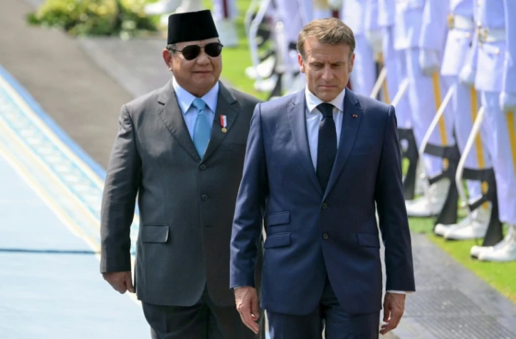 Macron en Indonésie pour vanter sa troisième voie chez un non-aligné historique