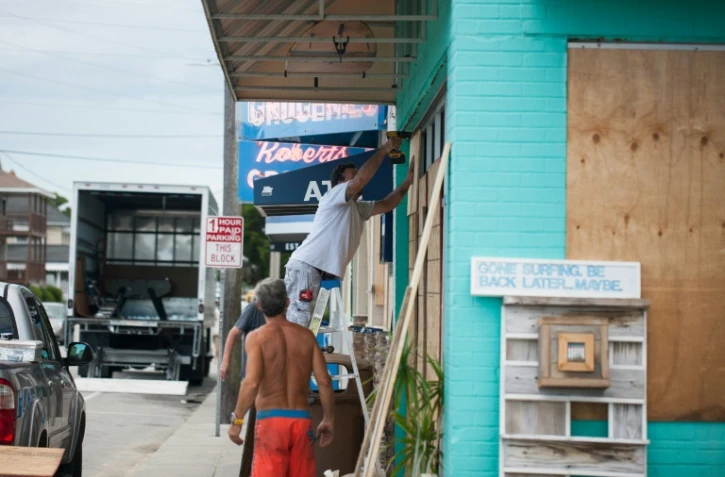 Des habitants de Wrightsville Beach, en Caroline du Nord, se préparant au passage de l'ouragan Florence, le 11 septembre 2018