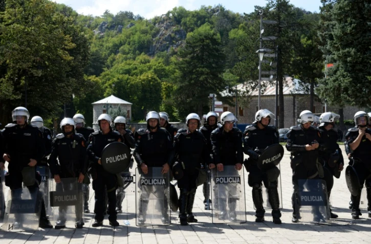 Des policiers anti-émeutes font face dans la ville de Cetinje, au Monténégro, le 4 septembre 2021 à des manifestants déterminés à empêcher la cérémonie d'intronisation du chef de l'Eglise orthodoxe serbe