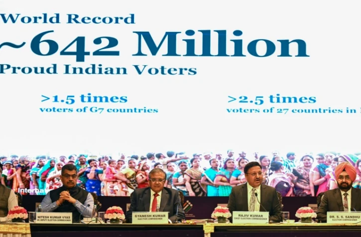 Le commissaire électoral en chef Rajiv Kumar (2e d) et les commissaires électoraux Gyanesh Kumar (2e g) et S.S. Sandhu (d) lors d'une conférence de presse à New Delhi, le 3 juin 2024 en Inde