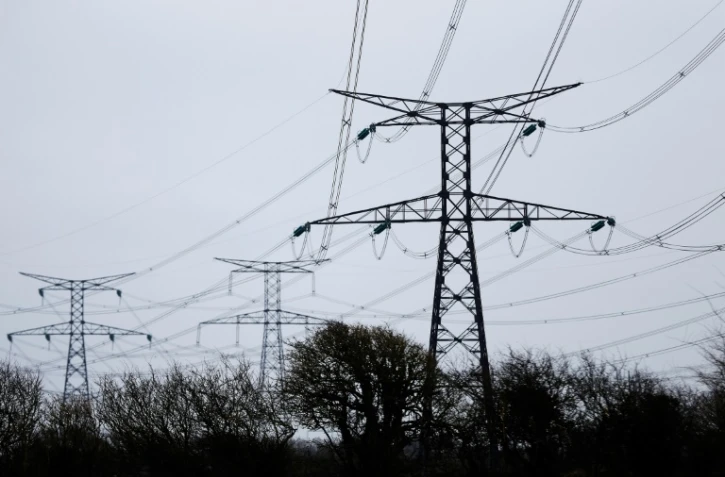 Les champs magnétiques à basses fréquences, émis notamment par les lignes à haute tension, représentent un risque "possible" de leucémie chez les enfants qui habitent à proximité, selon l'Anses