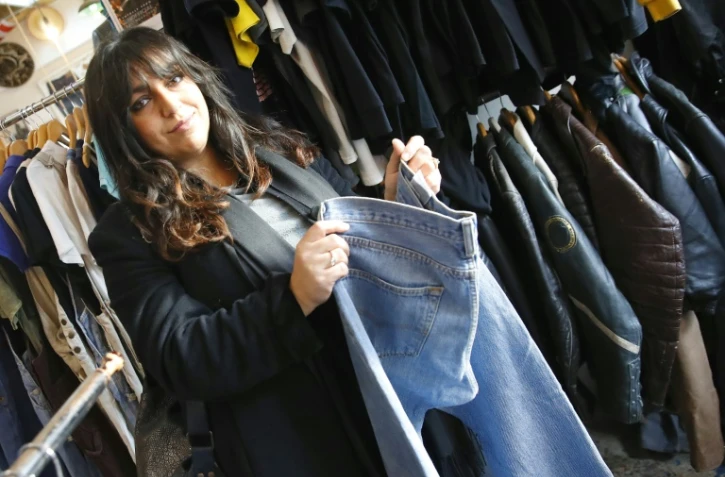 L'Israélienne Batia Leora Deil dans un magasin de vêtements de la ville de Tel-Aviv le 8 février 2020. Elle fait partie des dizaines de milliers d'"anoussim" que compte Israël, ces juifs orthodoxes qui, en cachette, ne pratiquent plus leur religion, ou n'adhèrent plus à ses codes