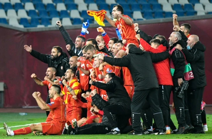 Les Macédoniens fêtent leur qualification à l'Euro-2020 après leur victoire sur la Géorgie, à Tbilissi, le 12 novembre 2020