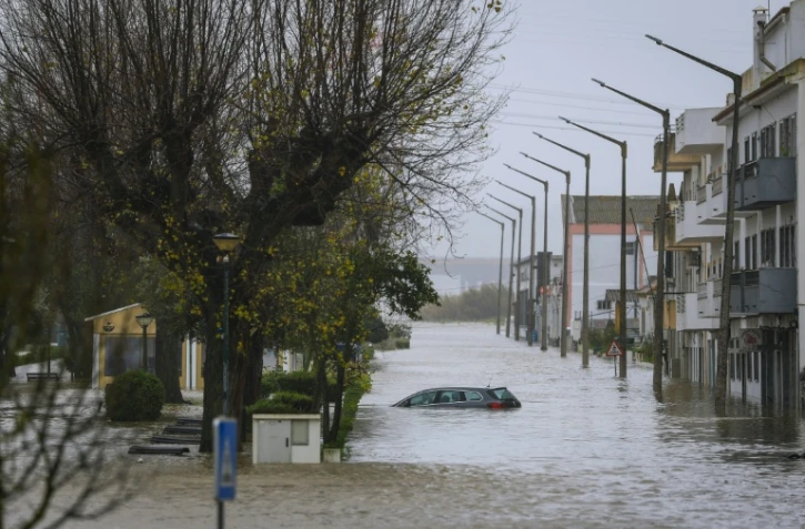 Une voiture submergée dans une rue inondée d'Alcacer do Sal lors de la Dépression Leonardo, le 4 février 2026 dans le sud du Portugal