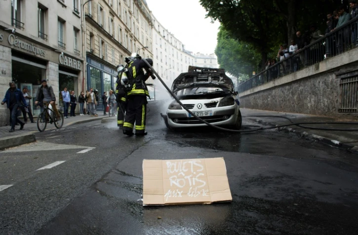Voiture de police incendiée le 18 mai 2016 à Paris