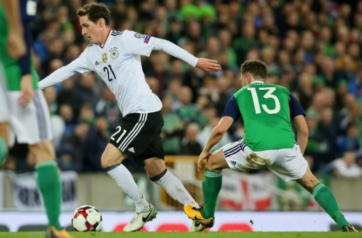 Sebastian Rudy (g) ouvre le score pour l'Allemagne face à l'Irlande du Nord en qualif pour le Mondial-2018, le 5 ocotbre 2017 à Belfast