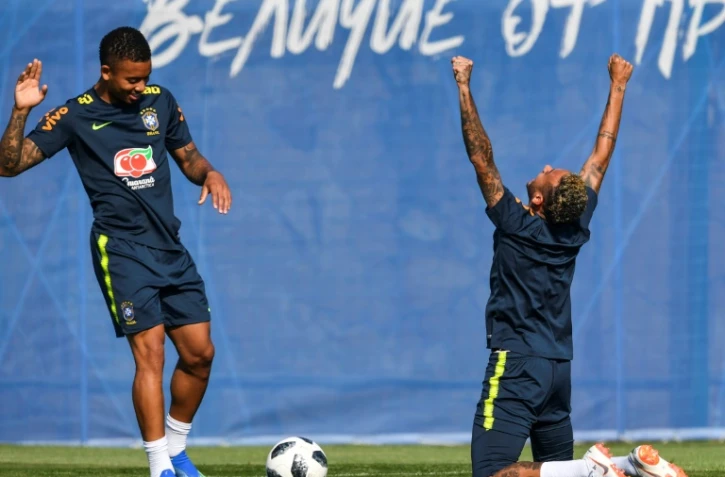 Neymar Jr et son compère de l'attaque Gabriel Jesus s'entraînent avec le Brésil au camp de base de Sotchi, le 24 juin 2018