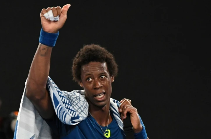 Gaël Monfils salue les spectateurs après sa défaite face à Rafael Nadal en 8e de finale à l'Open d'Australie, le 23 janvier 2017 à Melbourne