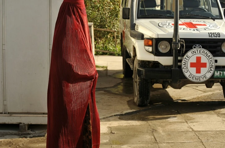 Une femme afghane devant un véhicule de la Crois rouge, le 23 septembre 2008 à Kaboul