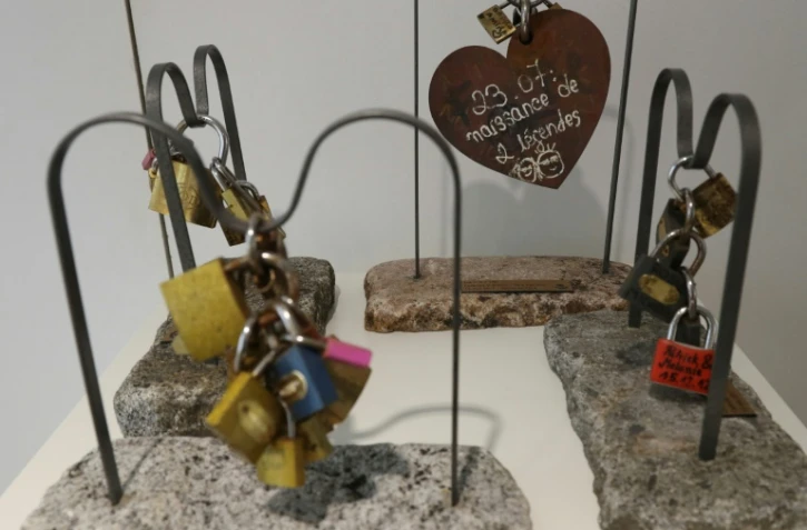 Des cadenas déposés par des amoureux sur les ponts de Paris, retirés par les services municipaux en raison de leur poids, sont photographiés le 3 mai 2017 avant leur vente aux enchères le 13 mai