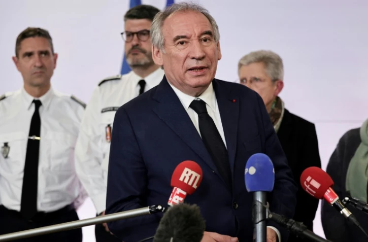Le Premier ministre François Bayrou parle aux journalistes après une réunion de crise sur Mayotte, à Paris le 14 décembre 2024