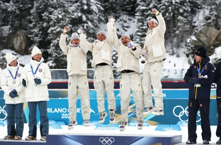 Les biathlètes français Fabien Claude, Emilien Jacquelin, Quentin Fillon Maillet et Eric Perrot médaillés d'or du relais 4 x 7,5 km des JO-2026 à Anterselva le 17 février 2026 en Italie 