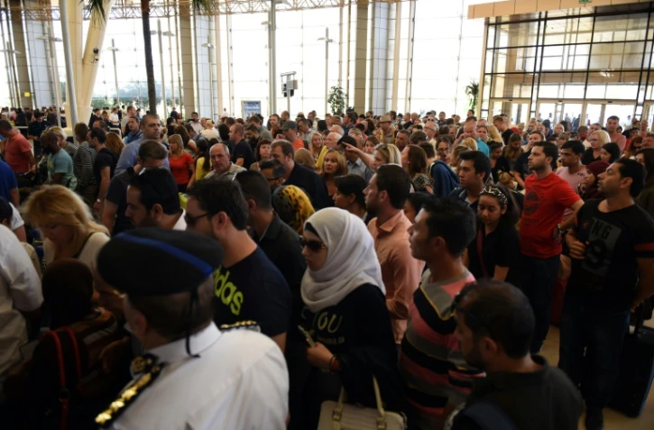 Des touristes attendent à l'aéroport de Charm el-Cheikh le 6 novembre 2015
