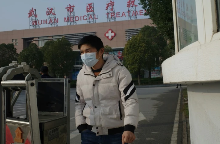 Un homme quitte le centre de médical de Wuhan le 12 janvier 2020, où des centaines de patients sont contaminés par un mystérieux virus et deux sont déjà morts