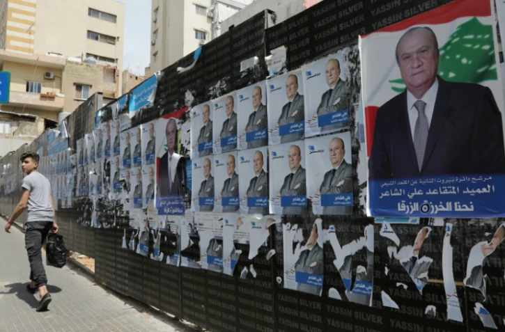 Affiches électorales pour le scrutin législatif qui doit se tenir le 6 mai au Liban, dans un quartier de Beyrouth, le 3 avril
