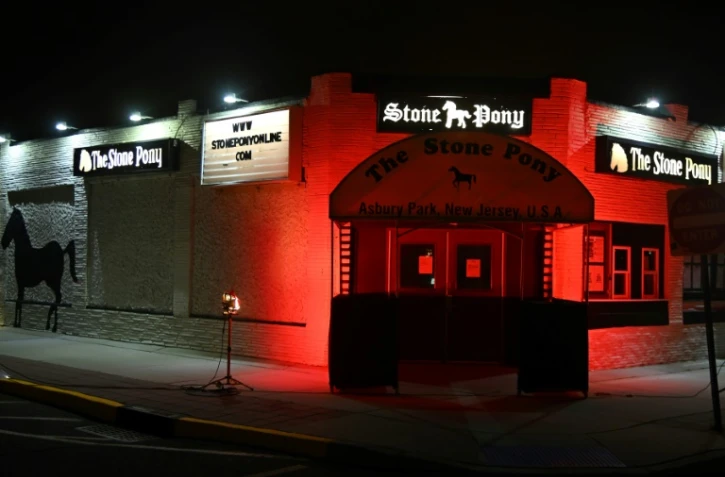 Le Stone Pony à Asbury Park, dans le New Jersey, illuminé de rouge en septembre 2020 pour demander des aides financières pour le monde du spectacle au Congrès