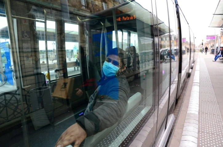 Un homme porte un masque pour se protéger du coronavirus, dans un tramway à Bordeaux le 19 mars 2020