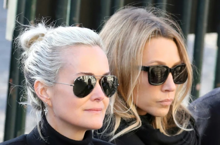 Laetitia Hallyday (G) et Laura Smet (D) lors des obsèques de Johnny Hallyday le 9 décembre 2017 à Paris
