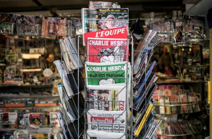 Des exemplaires de l'hebdomadaire satirique Charlie Hebdo, sur l'étalage d'un kiosquier à Lyon, le 25 février 2015 