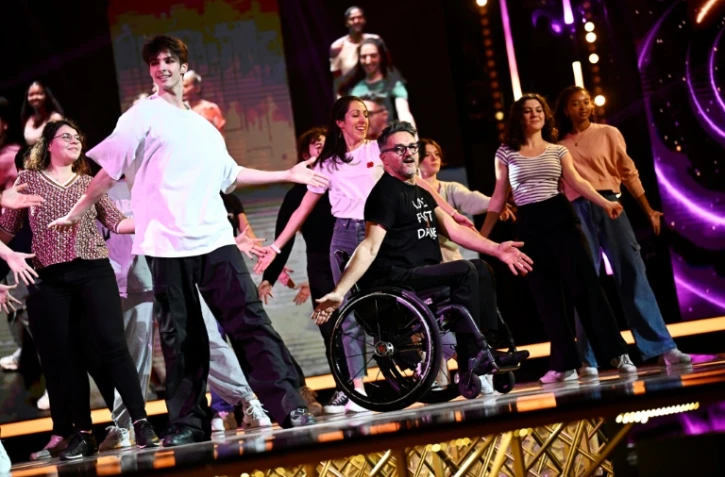 Danse des Jeux de Paris 2024 chorégraphiée par Mourad Merzouki à la veille du lancement de la 37e édition du Téléthon, le 7 décembre 2023 à Saint-Denis