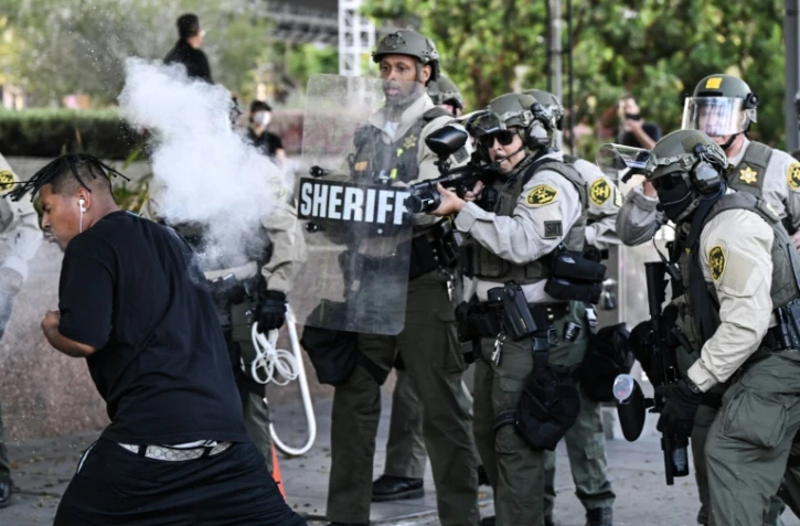 Des policiers lors d'une manifestation à Los Angeles, le 11 juin 2025