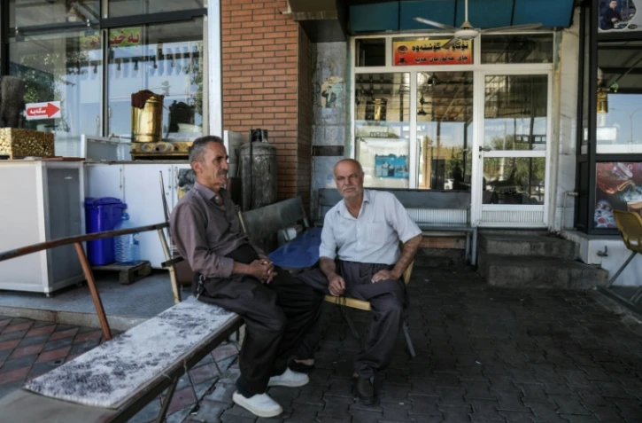 Hadi Abdullah (G) et Ahmed Ali, des Kurdes irakiens, le 21 septembre 2026 dans le district de Penjwen, près de la frontière avec l'Iran, dans la région autonome du Kurdistan irakien