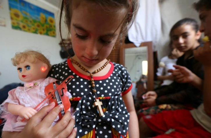 Christina, une fillette enlevée il y a trois ans par le groupe jihadiste Etat islamique (EI), retrouve ses parents, le 10 juin 2017 dans un camp de déplacés à Arbil