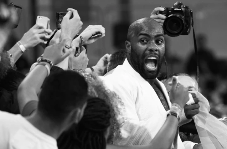 Le judoka français Teddy Riner célèbre sa médaille d'or obtenue aux Jeux de Rio, le 12 août 2016