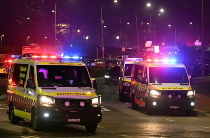 Des ambulances à proximité de la célèbre plage de Bondi à Sydney, théâtre d'une attaque par balles qui a fait neuf morts, le 14 décembre 2025