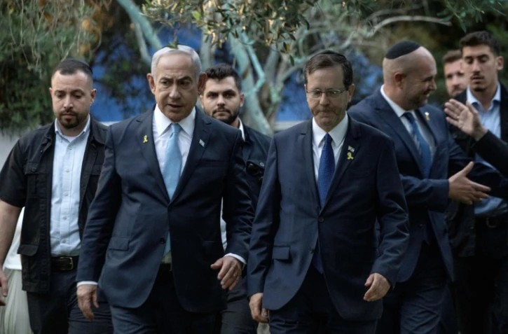 Le Premier ministre israélien Benjamin Netanyahu (C-G) arrive avec le président Isaac Herzog (C-D) au mémorial de Zeev Jabotinsky, leader sioniste, au cimetière militaire du mont Herzl à Jérusalem, le 4 août 2024