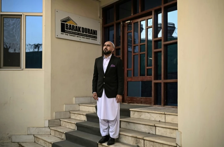 L'entrepreneur afghan Shoaib Barak devant l'entrée de ses bureaux, le 18 décembre 2021 à Kaboul